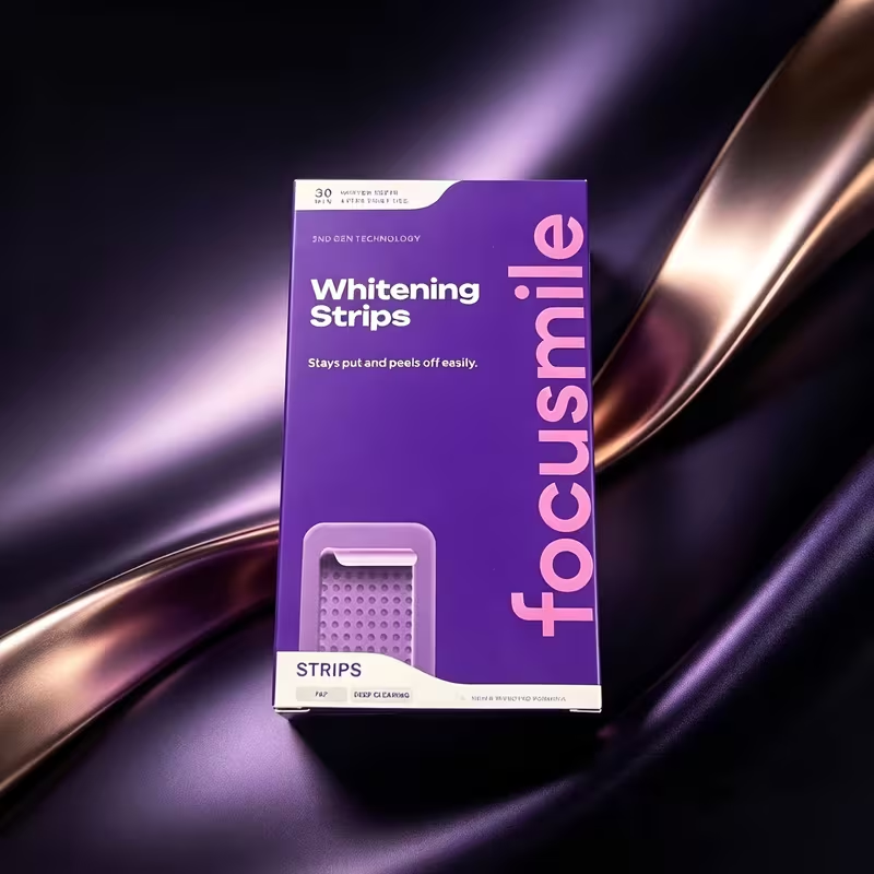 Focusmile Whitening Strips Verpackung auf violettem Stoff